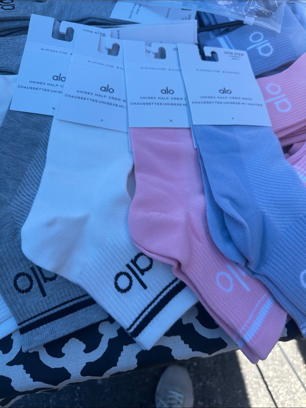 ALO Yoga Crew Socks in White, Pink & Light Blue - 3-Pack
